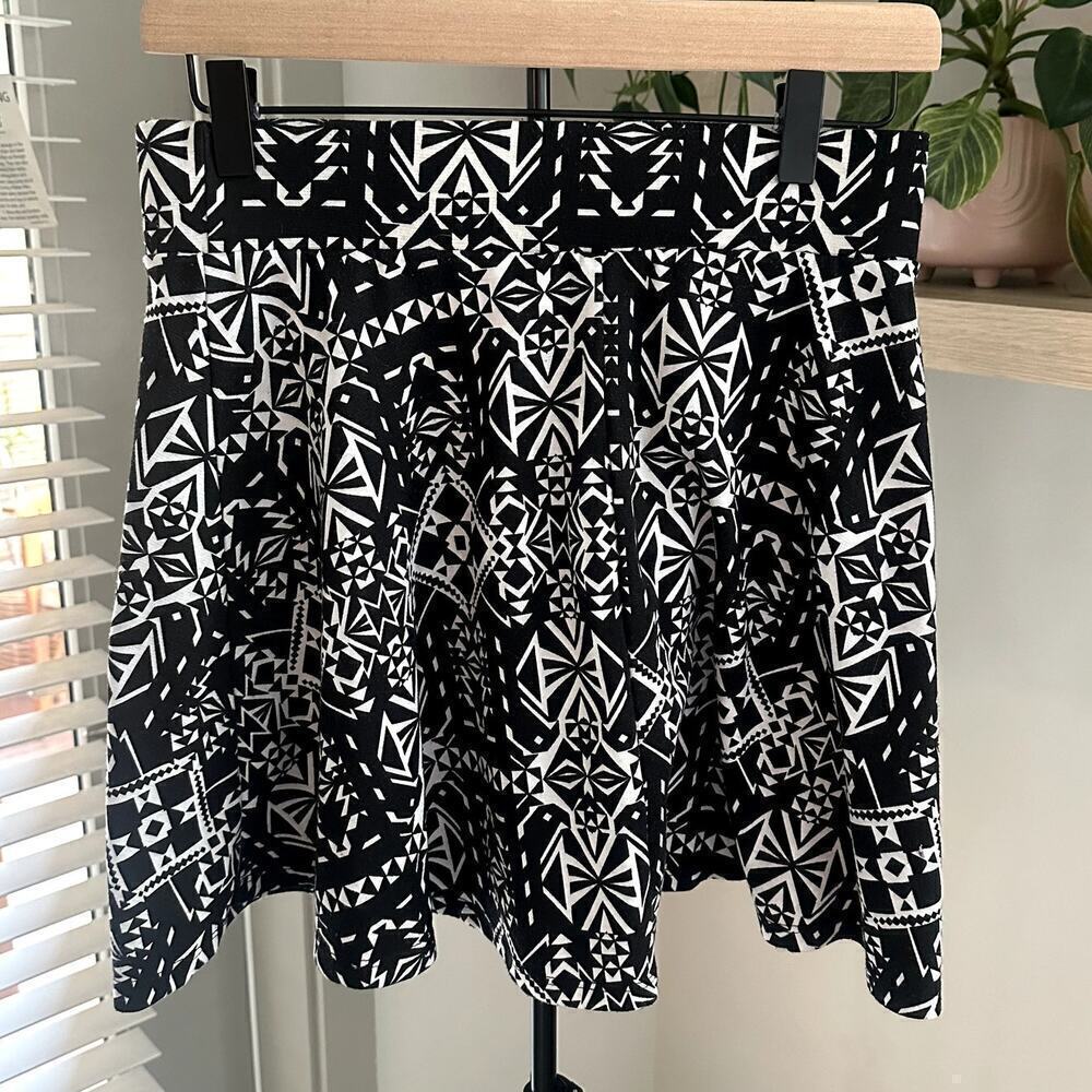 Charlotte Russe Skirt Women’s Medium Y2K Black White Geometric Flare Mini